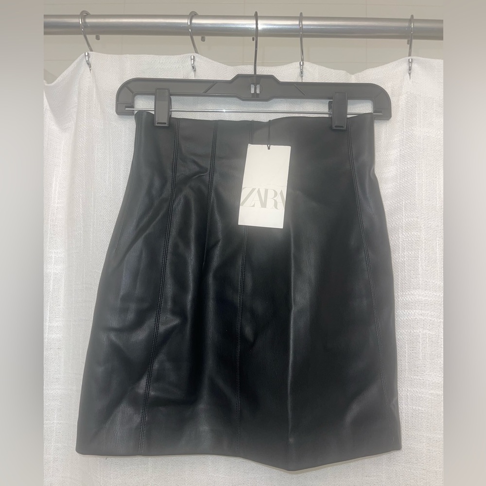 Zara - XS black leather skirt / NEVER WORN